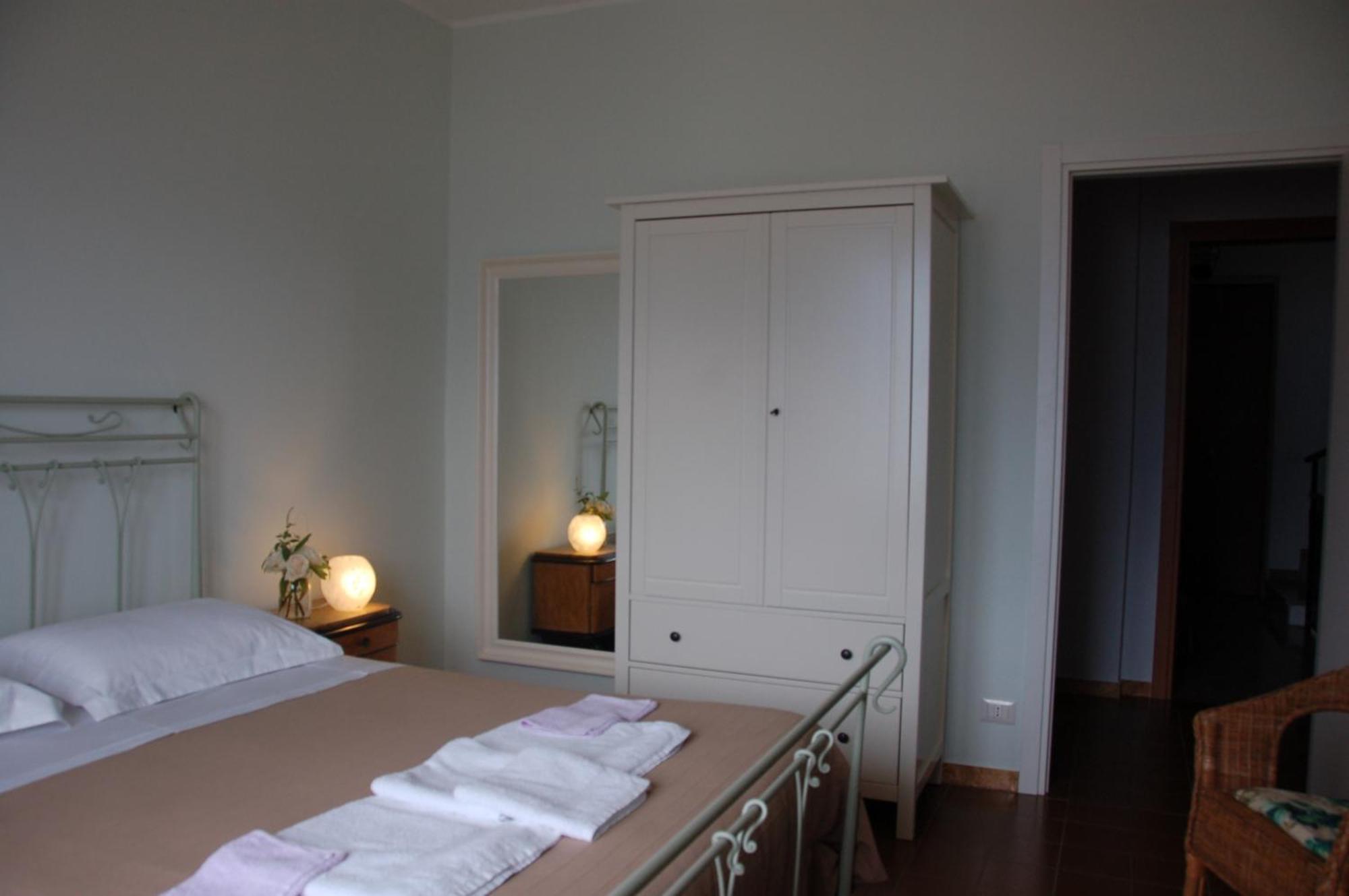B&B Cherry En Rose Lezzeno Phòng bức ảnh